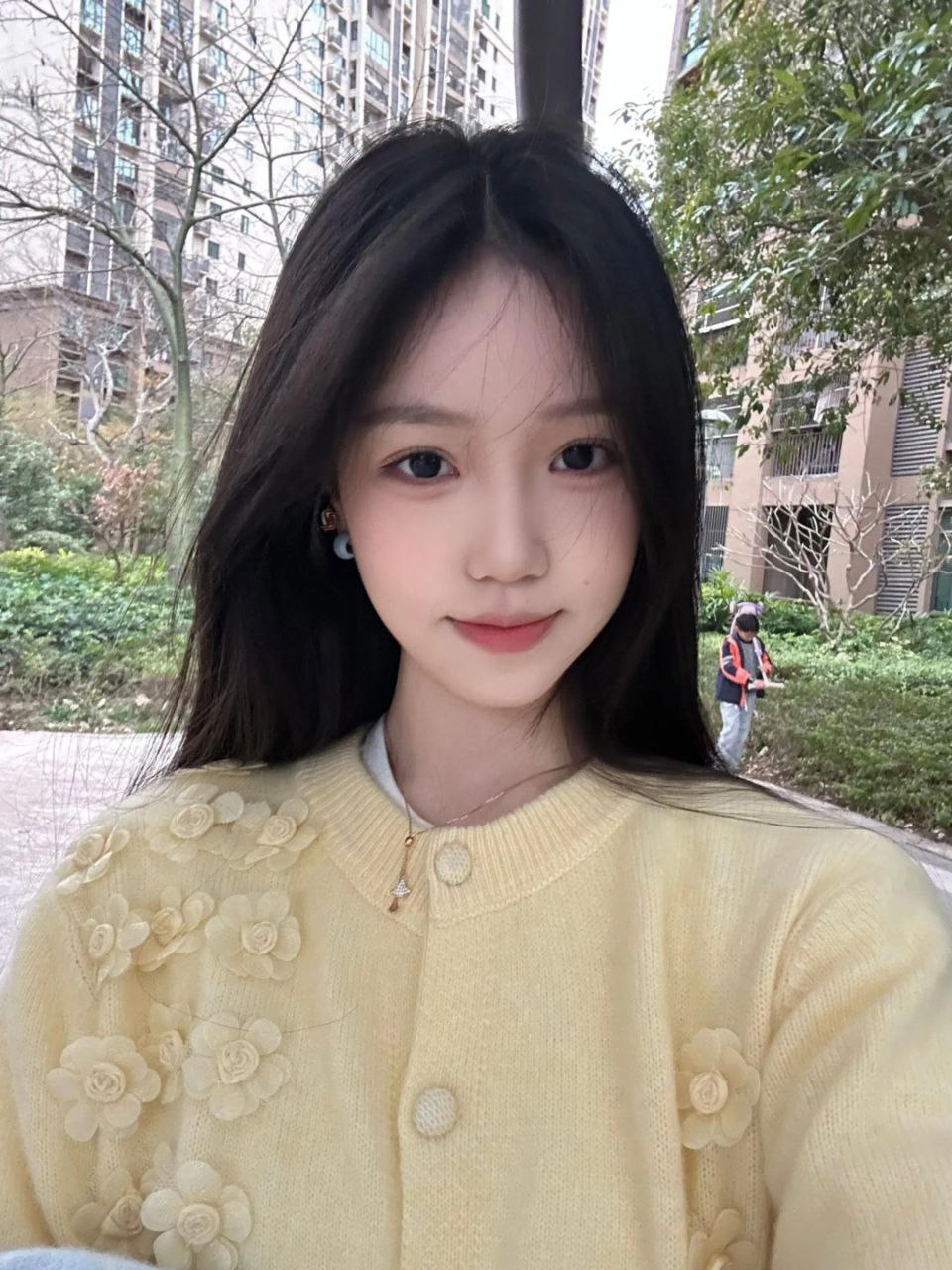 地铁保洁员跪地擦拭，刺痛了谁的心？